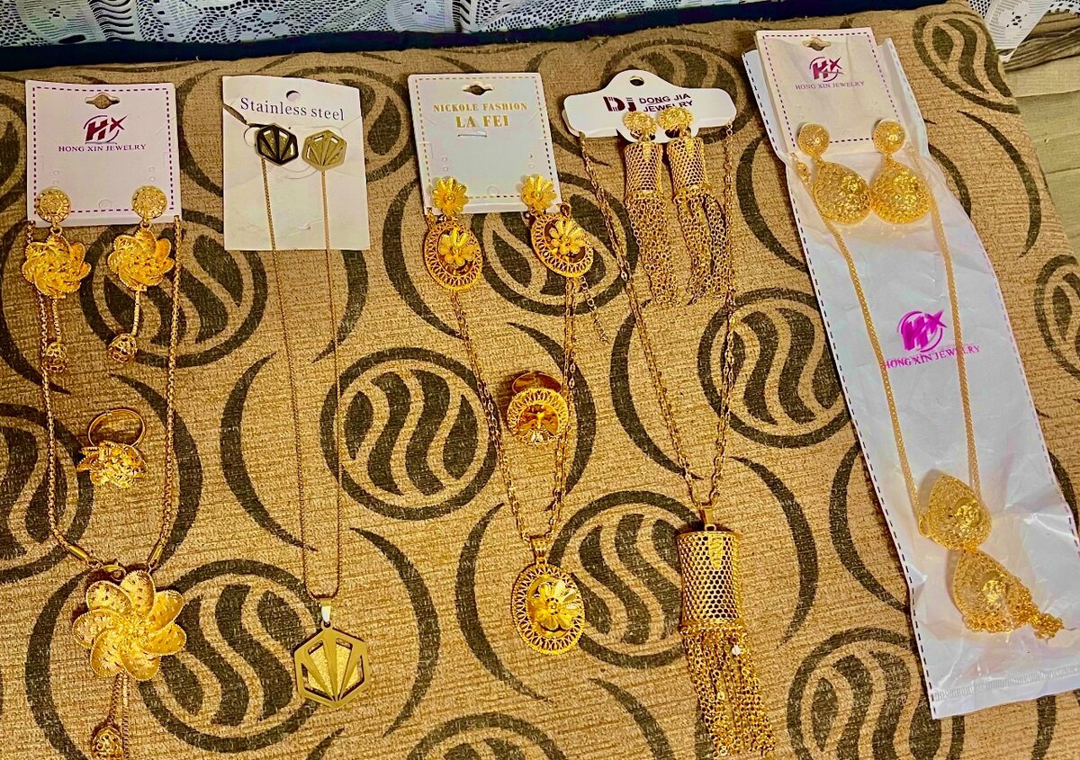 Ensemble de bijoux dorés élégants