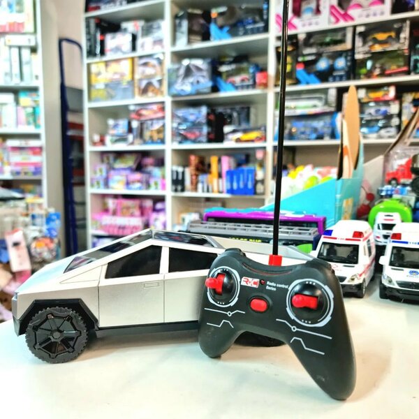 Тесла Сайбертрак на пульте