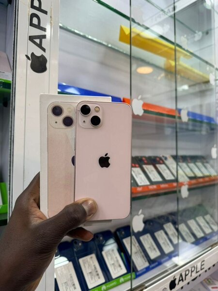 iPhone 13 128go quasi neuf propre avec son carton