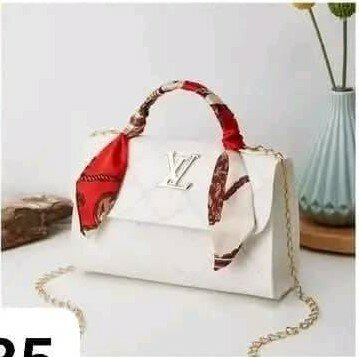 Fashionable and high-quality women's handbag white