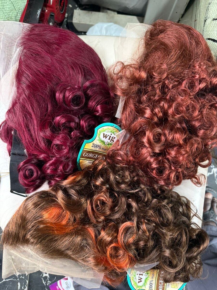 Perruques bouclées synthétiques