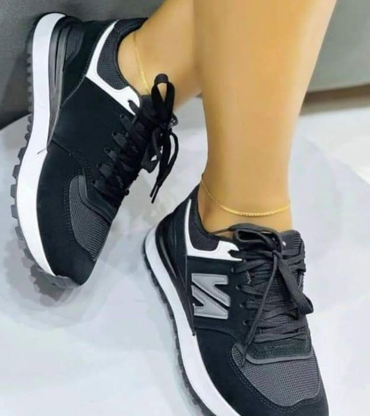 Ladies sneakers (boxed)