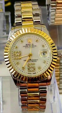 Women's wristwatch with metal bracelet