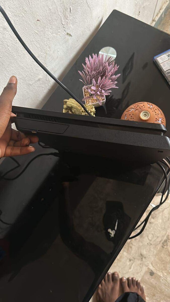 PS4 avec deux Mannettes