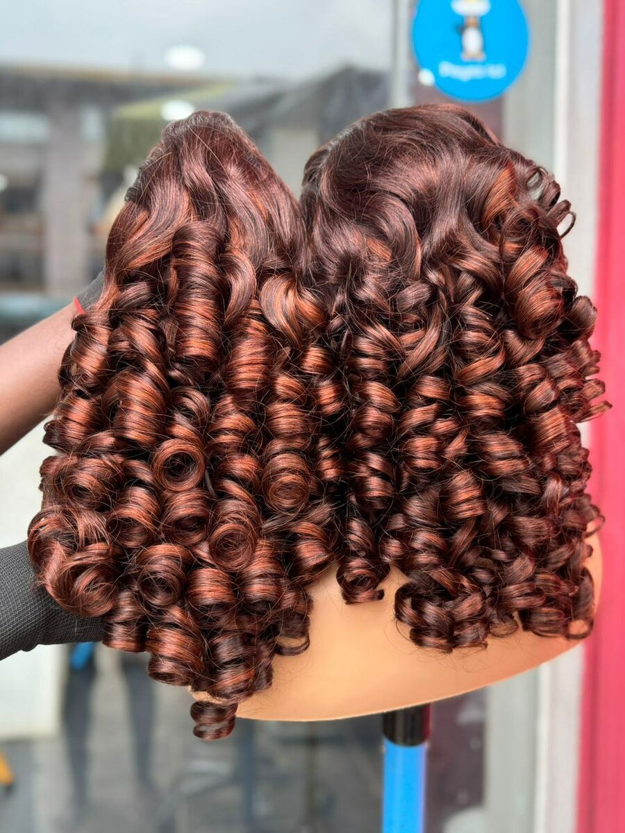 Perruque bouclée en dentelle