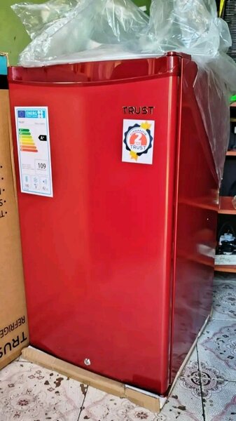 Réfrigérateur compact rouge