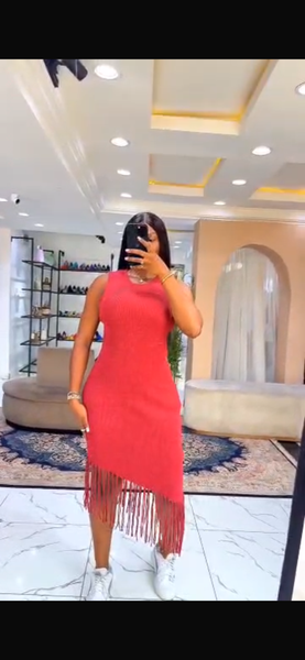 Robe rouge à franges