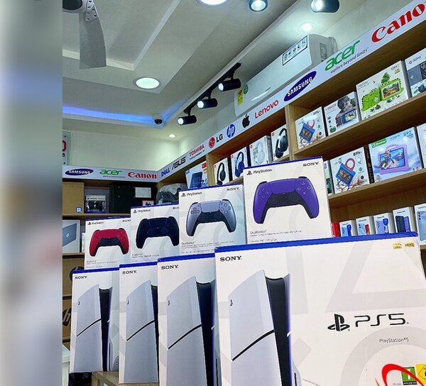 PS5 Slim 6 00gig Two Controllers With CD games of  Uncharted