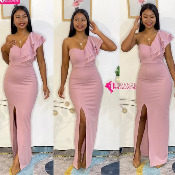 Robe rose fendue élégante