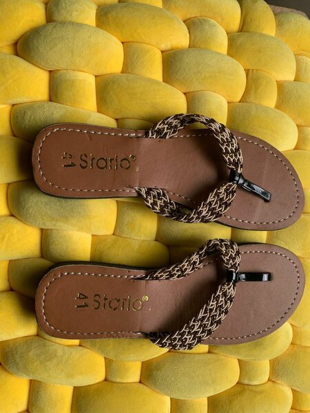 Tongs en cuir élégant pour femme