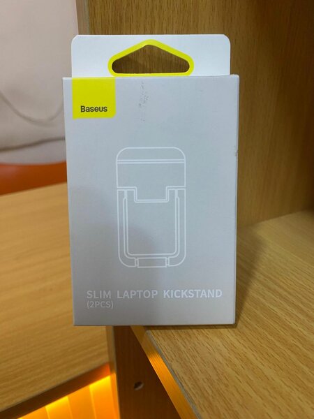 Slim laptop kickstand