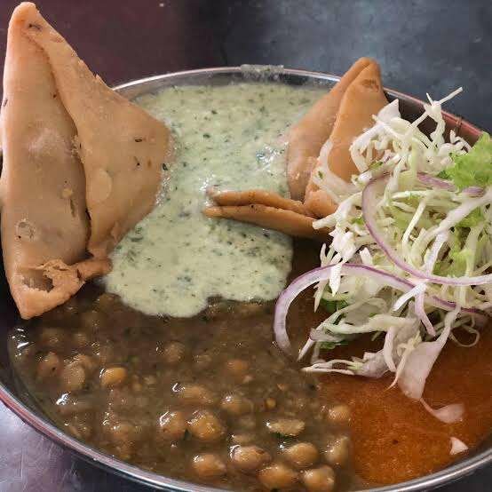 Allu Samosa with 3 chatnies