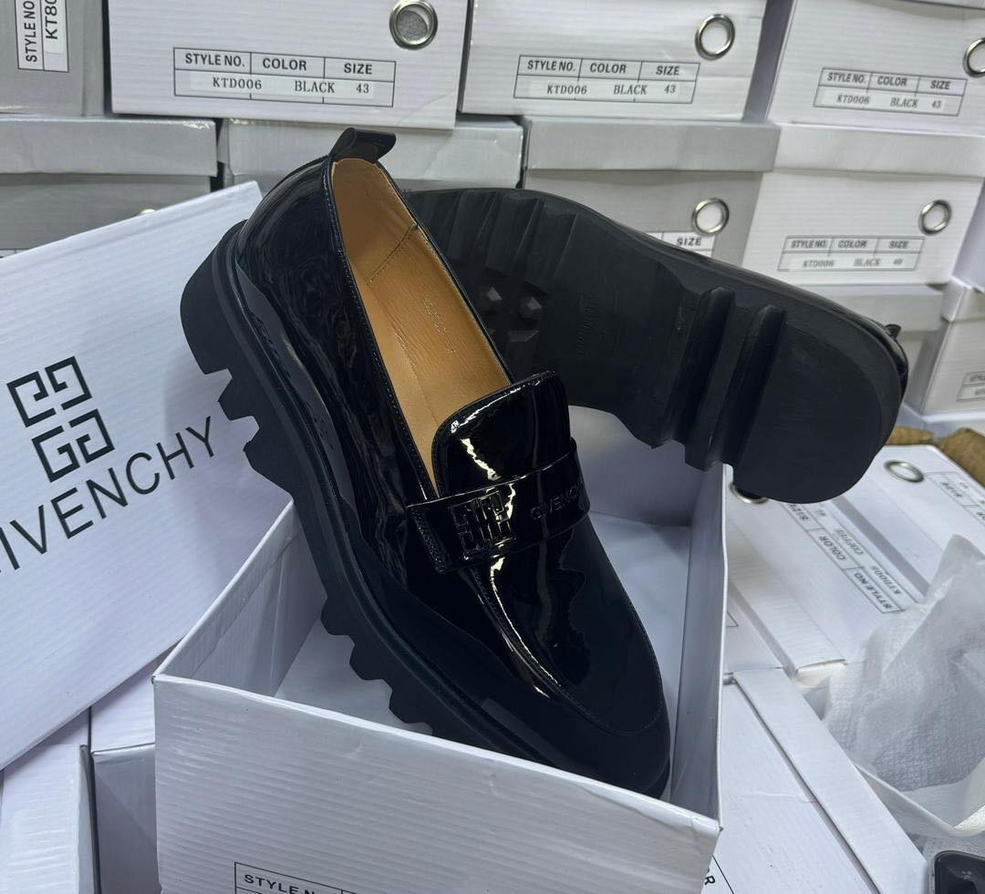 Mocassins en cuir verni noir