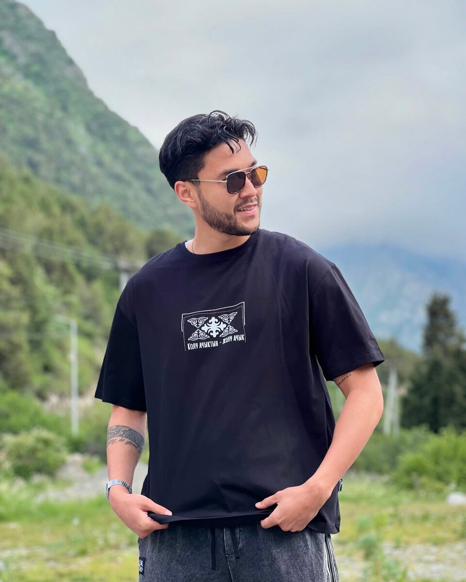 Футболка с пословицей для мужчин черного цвета