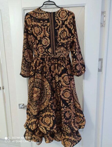 Продаю платье покупала за 100$ продаю за 2500