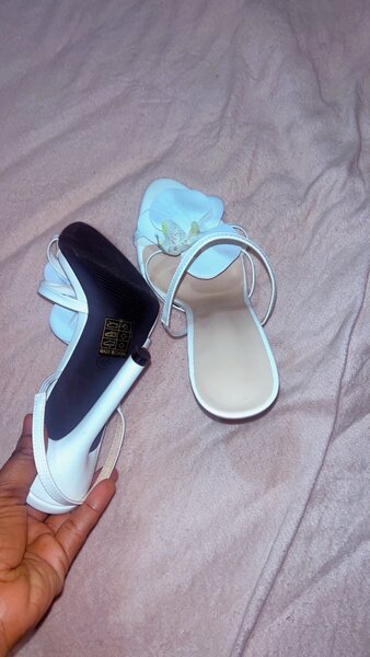 Sandales blanches à fleurs