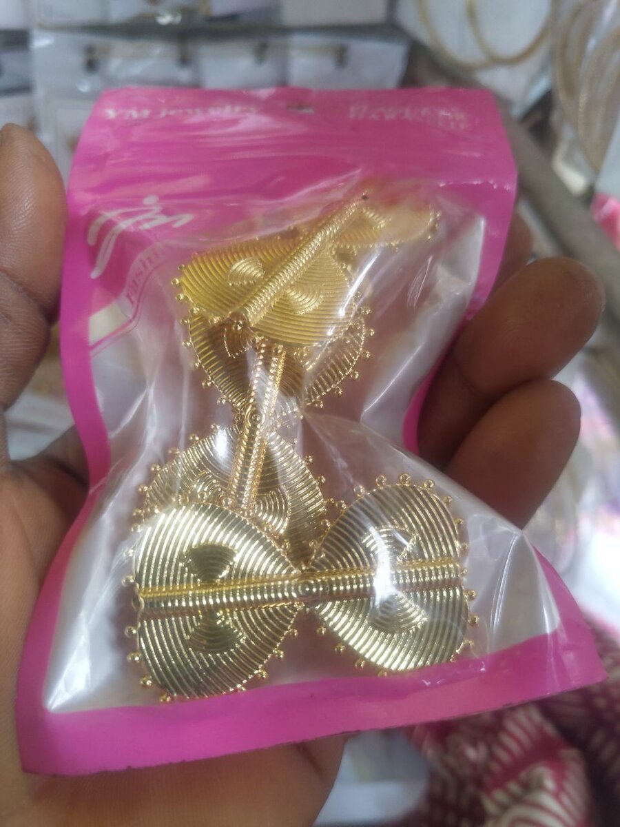 Boucles d'oreilles et bague.