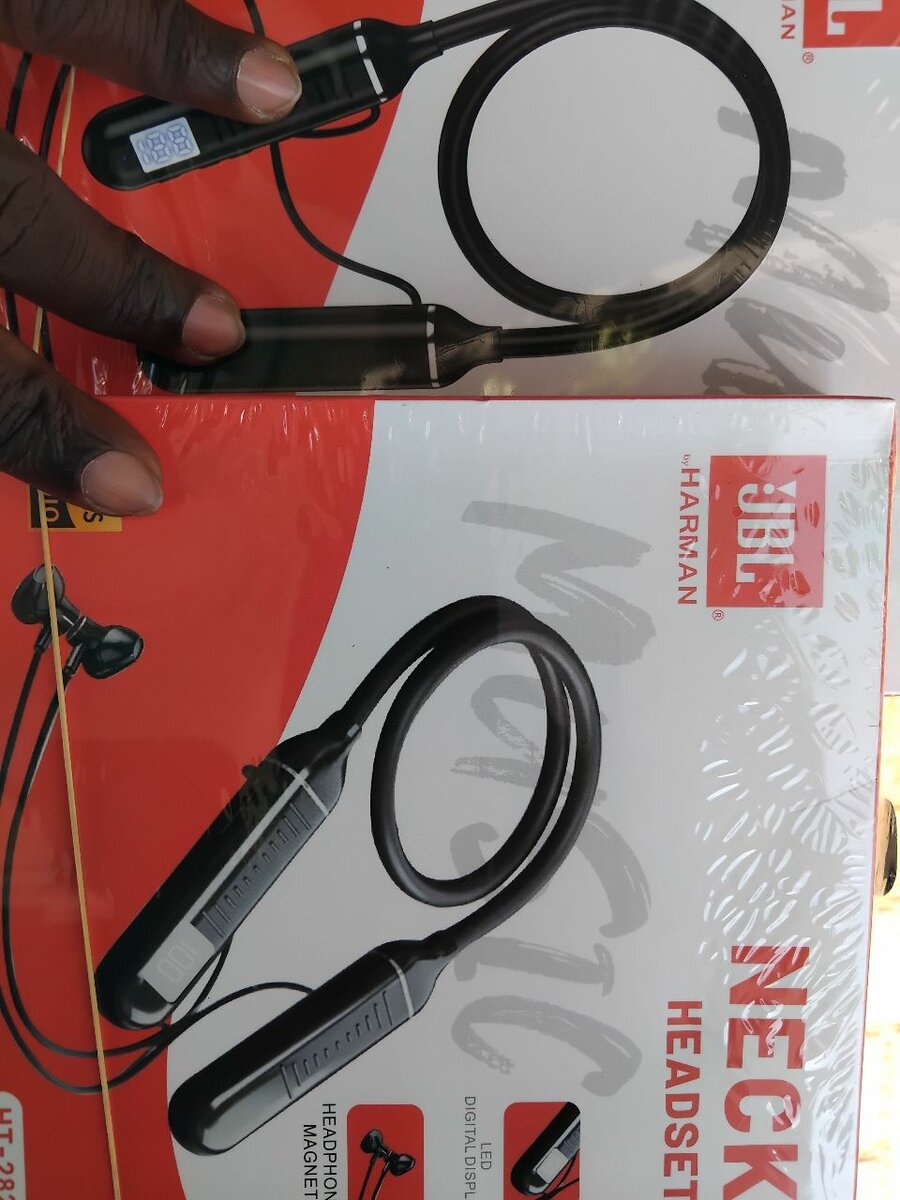 JBL wireless neck barn