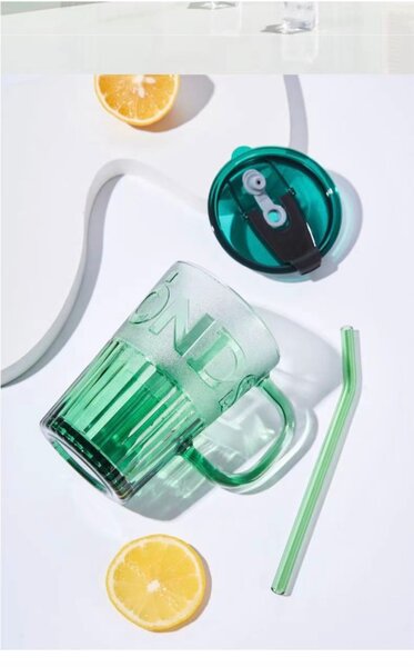 Verre à boire vert avec paille