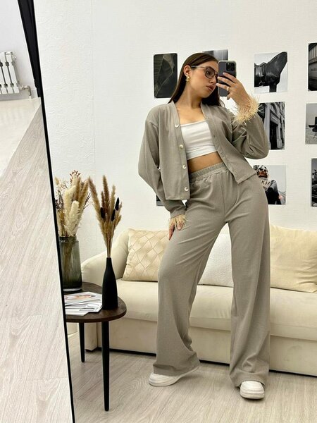 Костюм двойка с перьями