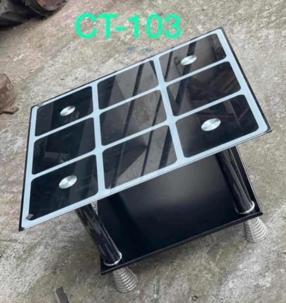 Table basse carrée noire avec carrés blancs