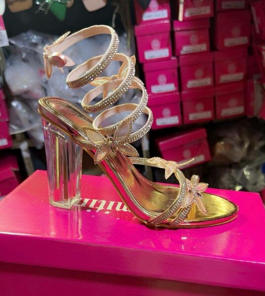 Sandales dorées à talon unique