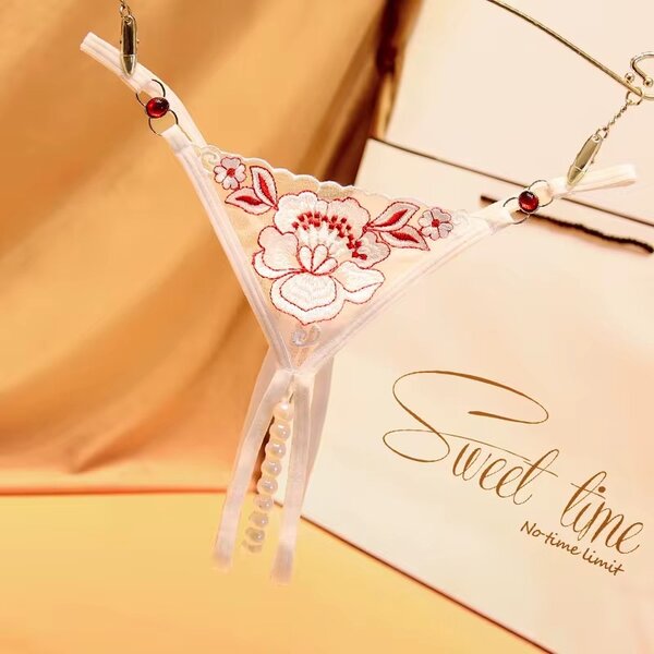 String sexy en dentelle florale