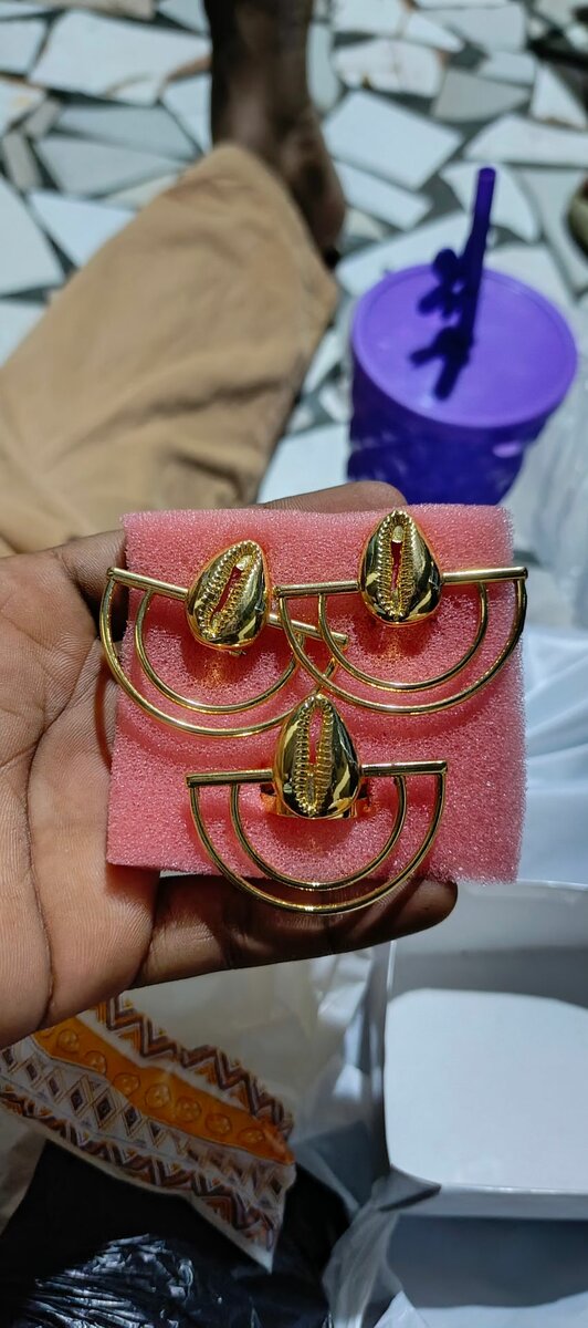 Bracelets, bagues, boucles d'oreilles tendances