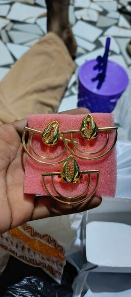 Bracelets, bagues, boucles d'oreilles tendances