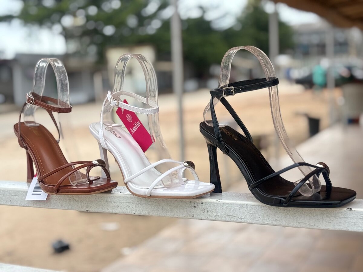 Sandales à talons transparentes