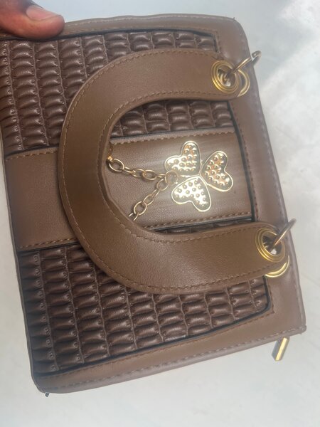Pochette en cuir marron chic