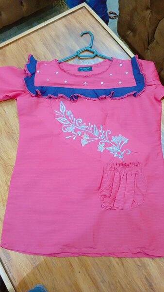 Short embroidery top