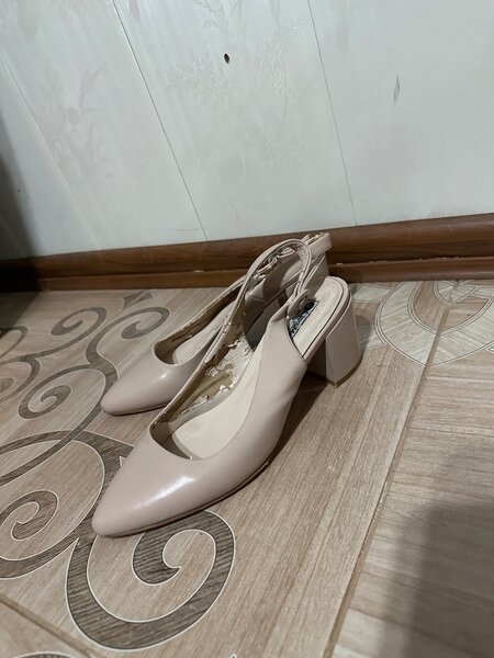 Туфли б/у 39р 5см  цвет беж