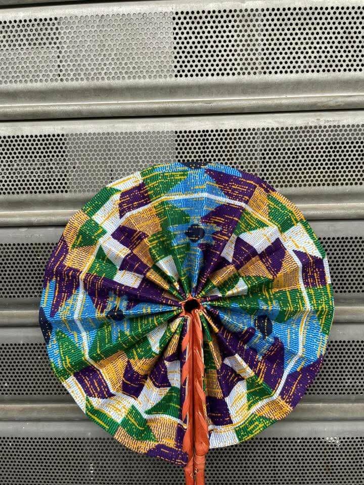 Éventail pliant coloré