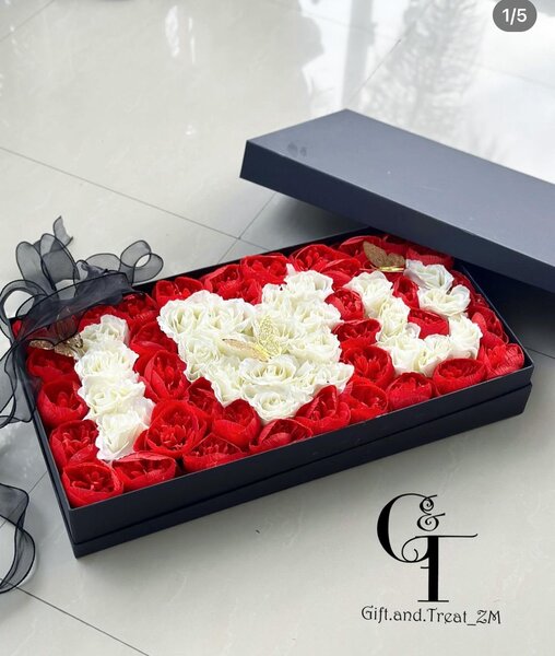 Luxurious roses hamper