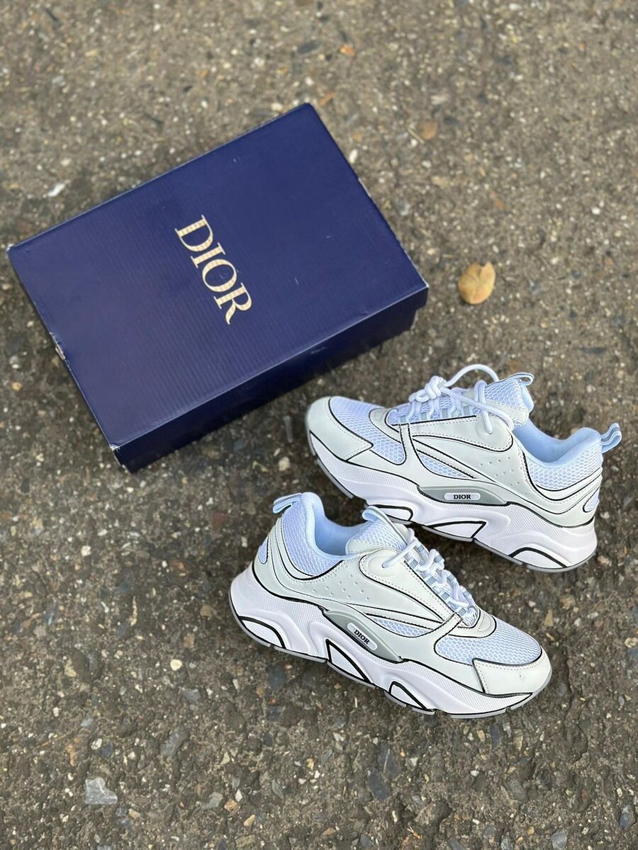 Baskets blanches de sport élégantes