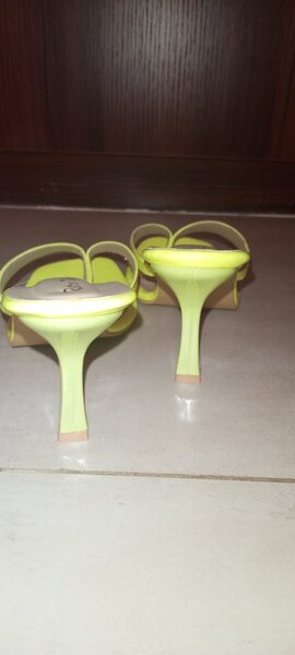 Eye catching Color single piece point heels