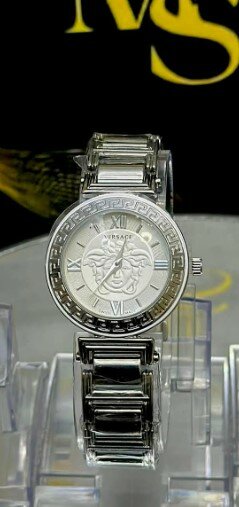 Women's wristwatch with metal bracelet