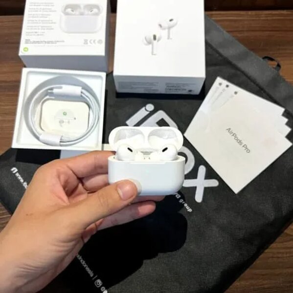 Pro 2 (2nd Generation) With MagSafe Charging Case (USB-C)