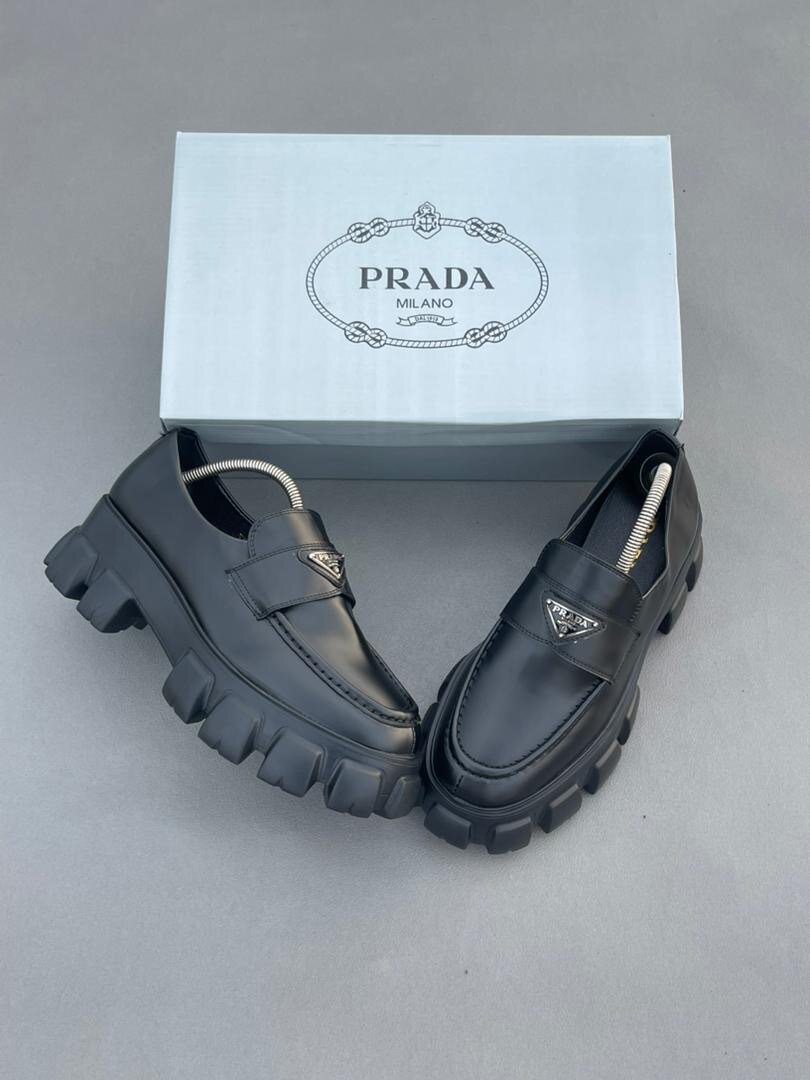 Mocassins Prada en cuir noir