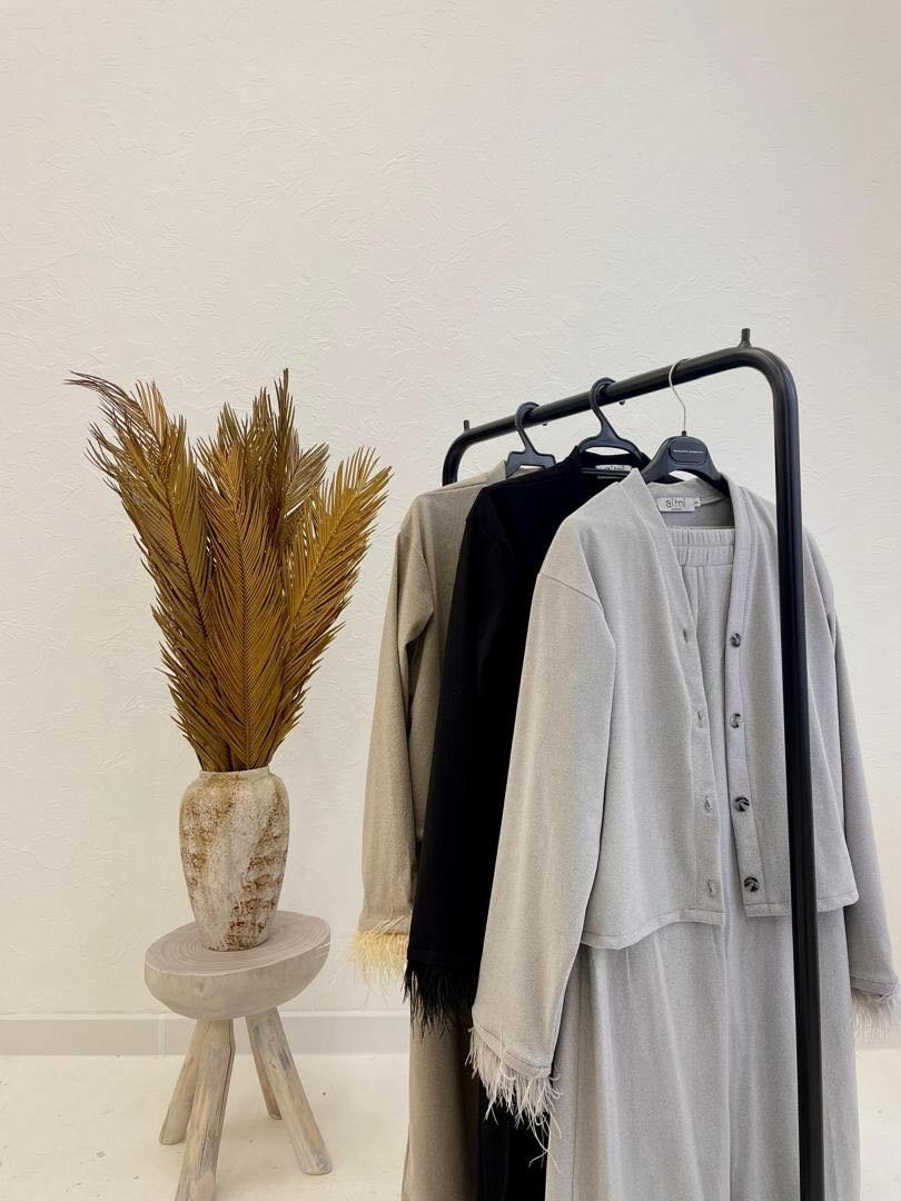 Костюм двойка с перьями