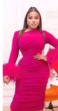 Robe moulante à manches longues et plumes roses