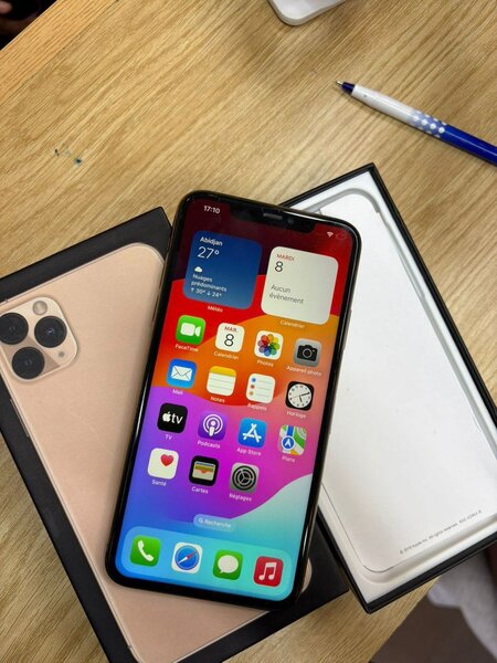 iPhone 11pro max 64go quasi neuf propre avec son carton
