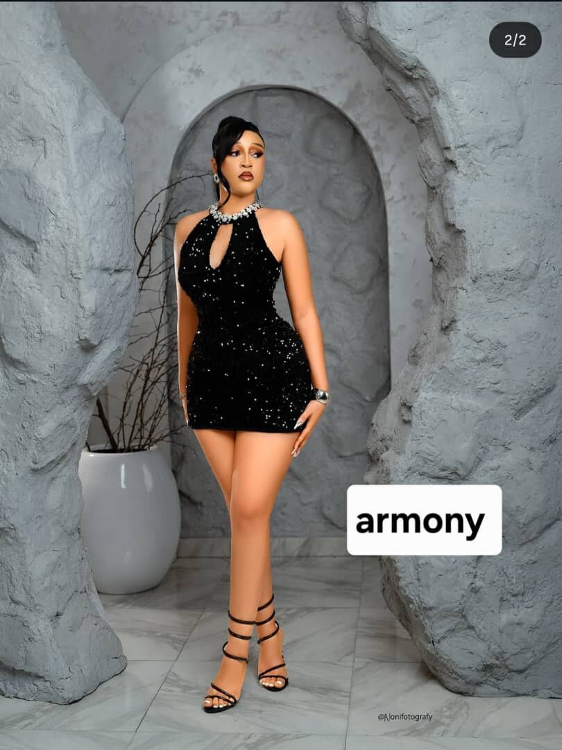 Robe noire à paillettes