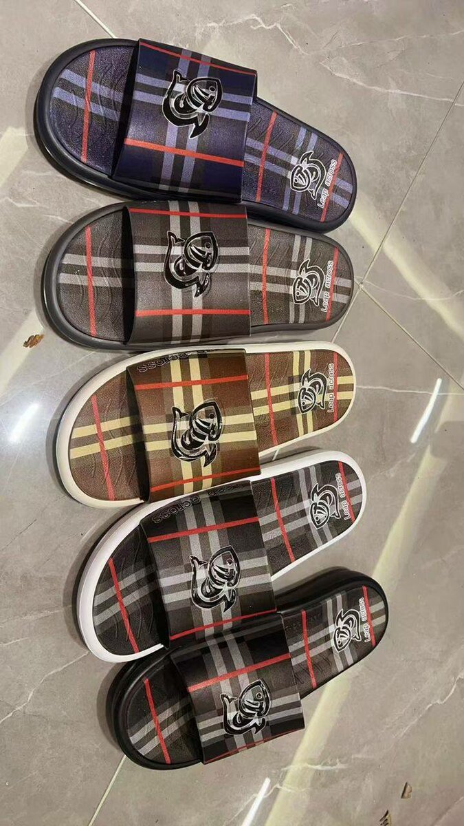 Claquettes élégantes à carreaux