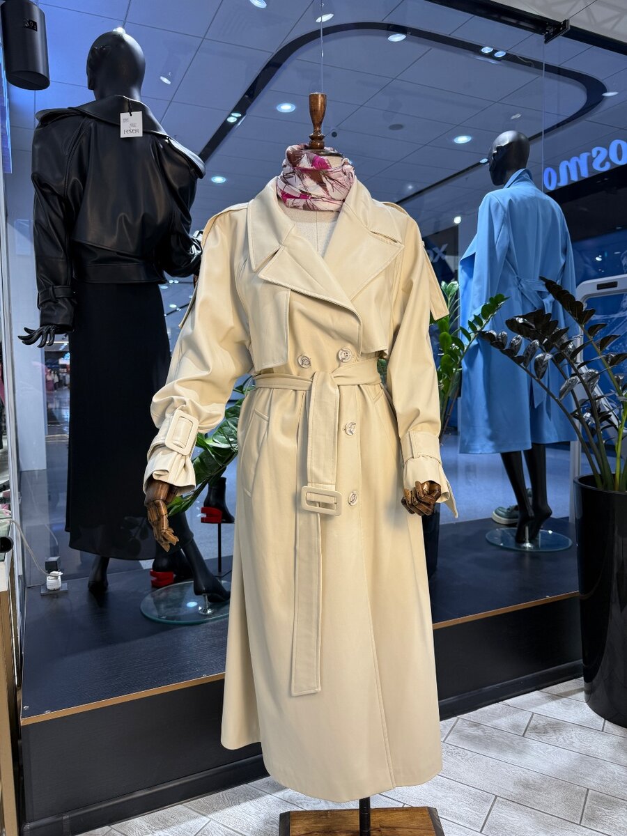 Тренч бежевого цвета из экокожи