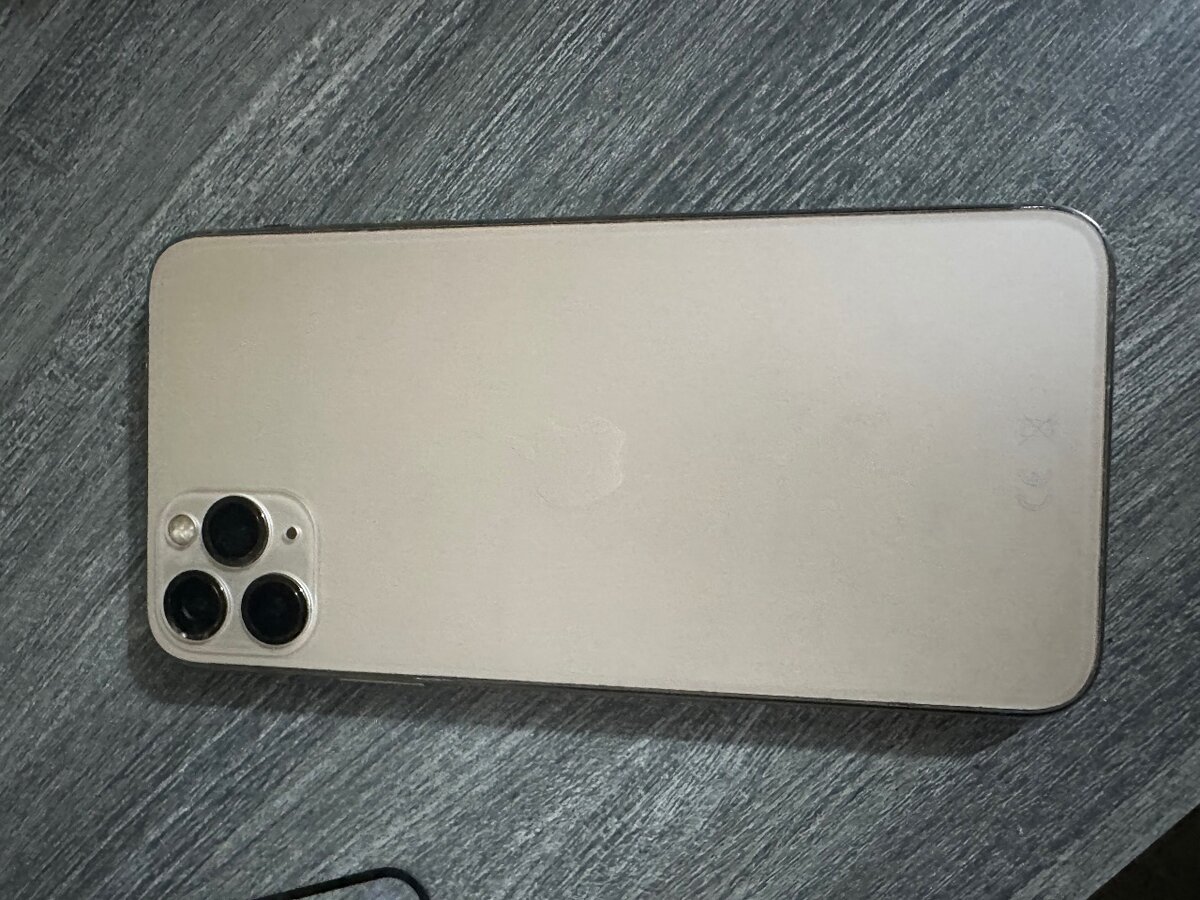 iPhone 11 Pro Max 64gb ( vendu avec reçu )
