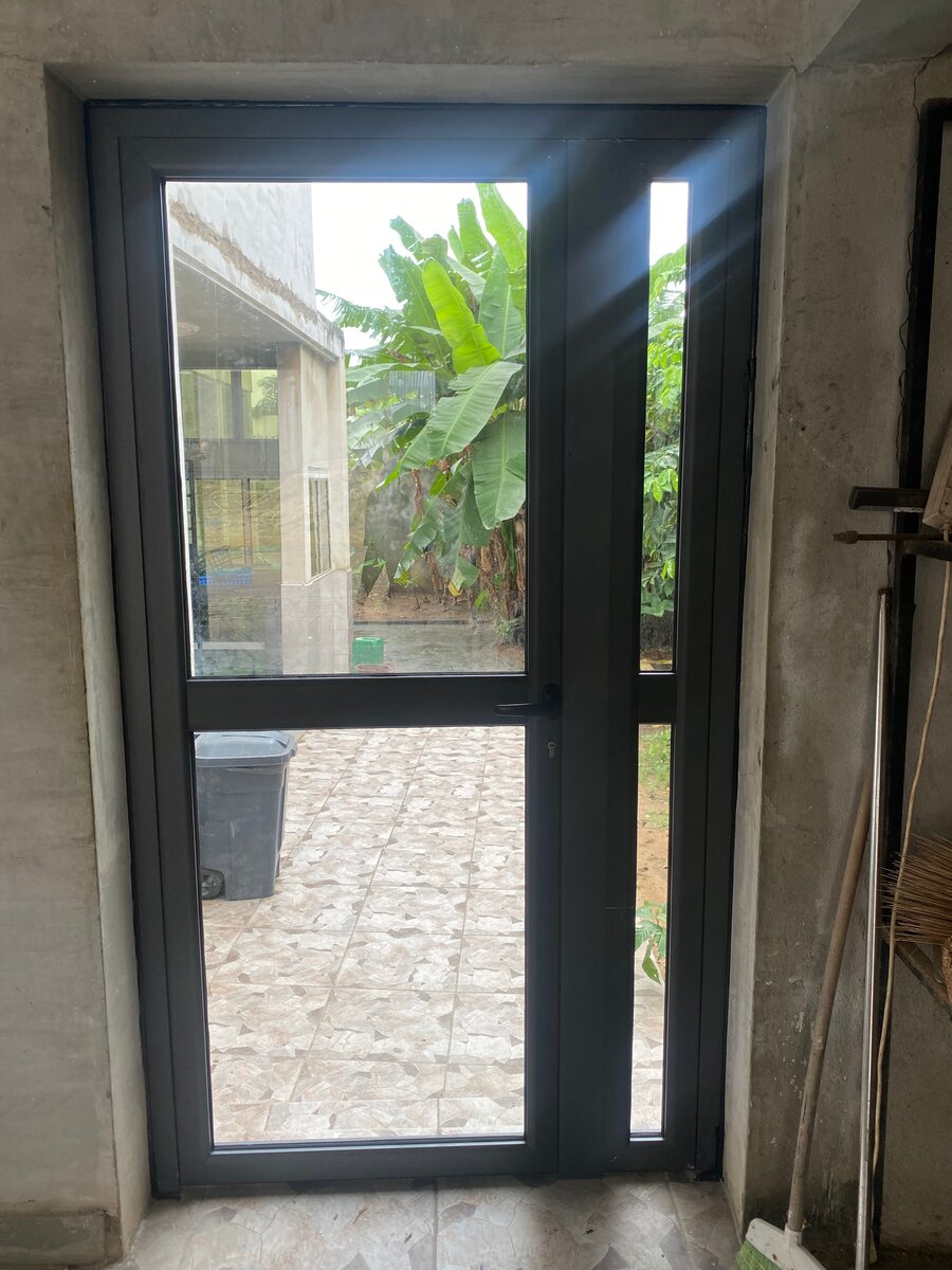 Porte en aluminium moderne