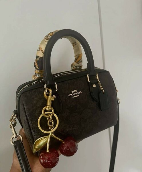 Sac à main en cuir noir élégant
