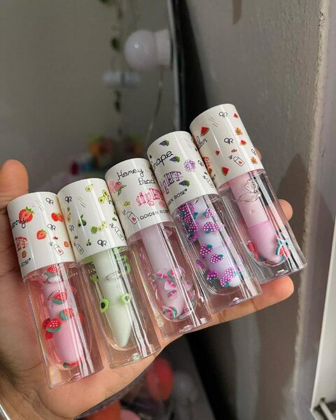 Ensemble de brillants à lèvres colorés